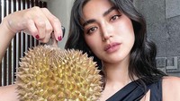 Tak hanya Jessica yang suka makan dan ngemil, ternyata artis cantik berusia 33 tahun ini juga penggemar berat durian lho. Foto: Instagram @inijedar & @v.andrianto