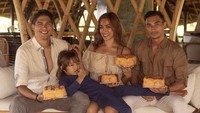 Tak hanya bareng teman-temannya Vincent, suami artis yang akrab dipanggil Jedar ini juga aktif mempromosikan roti milik Jedar dengan sang putra El Barack. Foto: Instagram @inijedar & @v.andrianto