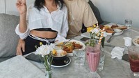  Kalau ini momen romantis Jedar dan sang suami saat makan siang bareng, mulai dari steak, smoothies hingga aneka roti semuanya mereka pesan. Foto: Instagram @inijedar & @v.andrianto