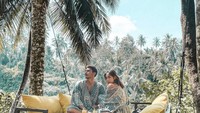 Tinggal di Bali, tentunya Jedar dan Vincent punya banyak waktu untuk berlibur dan mengunjungi tempat-tempat keren di sana. Seperti bersantai menikmati jus buah di antara pepohonan. Foto: Instagram @inijedar & @v.andrianto