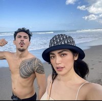 Vincent mengungkapkan jika alasannya tak bisa membantu membayar cicilan rumah Jessica Iskandar ialah karena sejak sebelum menikah dirinya pun sudah memiliki beberapa tanggungan yang harus dibayar. Tanggungan-tanggungan tersebut tak bisa begitu saja langsung diberhentikan dan dialihkan untuk membayar cicilan rumah milik Jessica Iskandar. Foto: Instagram @inijedar & @v.andrianto