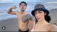  Terakhir ini momen kebersamaan mereka di Bali yang sukses bikin netizen iri melihatnya. Foto: Instagram @inijedar & @v.andrianto