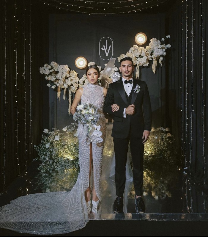Mesranya Pengantin Baru, Jessica Iskandar dan Vincent Verhaag Saat Makan Bareng Mesranya Pengantin Baru, Jessica Iskandar dan Vincent Verhaag Saat Makan Bareng