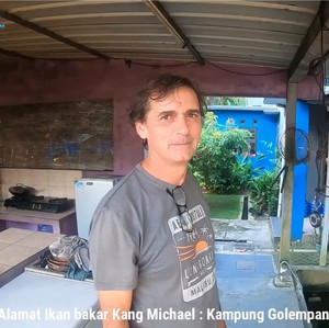Potret Bule Swiss Jualan Ikan di Perkampungan, Jago Berbahasa Sunda