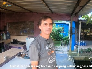Potret Bule Swiss Jualan Ikan di Perkampungan, Jago Berbahasa Sunda