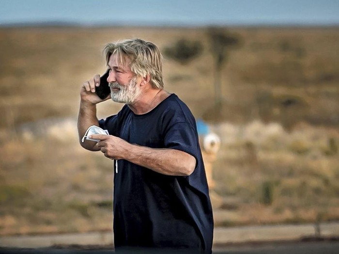 Momen saat Alec Baldwin berbicara via telepon di area parkir kantor Sheriff Sante Fe usai dia diinterogasi soal insiden penembakan tak disengaja di lokasi syuting film Rust Alec Baldwin speaks on the phone in the parking lot outside the Santa Fe County Sheriffs Office in Santa Fe, N.M., after he was questioned about a shooting on the set of the film Rust on the outskirts of Santa Fe, Thursday, Oct. 21, 2021. Baldwin fired a prop gun on the set, killing cinematographer Halyna Hutchins and wounding director Joel Souza, officials said. (Jim Weber/Santa Fe New Mexican via AP)