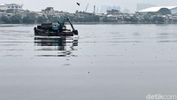 Tiga alat berat dikerahkan untuk membersihkan sampah dan enceng gondok di waduk itu.