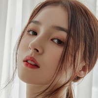 Di urutan ke-5, ada Nancy Jewel McDonie, personel Momoland yang langgganan menempati daftar wanita tercantik selama empat tahun. Pelantun lagu Bboom Bboom ini memiliki darah campuran Korea Selatan dan Amerika Serikat. Foto: Dok. BNT International