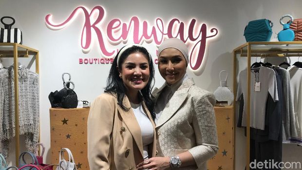 Nindy senang belanja dengan sahabatnya.
