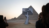 Selamat datang di Giza! Ini karya seni instalasi seniman JR yang menampilkan jejak pahatan di sekitar dataran tinggi Giza.  Foto: Getty Images/Sima Diab