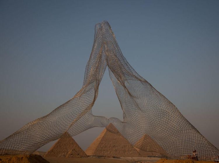 Selamat Datang di Giza! Pameran Seni Digelar di Area Piramida Agung Mesir