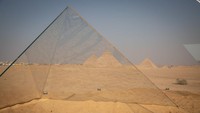 Uniknya karya seni instalasi berbentuk kaca segitiga yang dibuatnya. Setiap pengunjung bisa melihat refleksi dari dirinya sekaligus pemandangan Piramida Agung Giza, Mesir.  Foto: Getty Images/Sima Diab