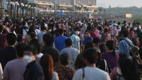Pengunjung tampak memadati kawasan Pantai Maju di Jakarta.