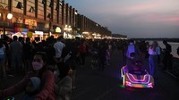 Pengunjung berwisata di kawasan Pantai Maju, Jakarta, Minggu (24/10/2021).   