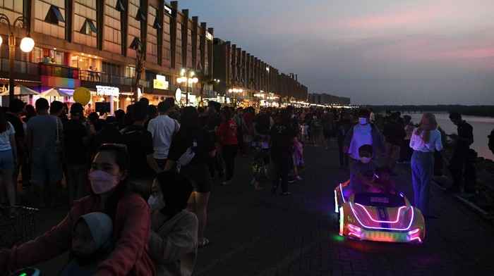 Pengunjung berwisata di kawasan Pantai Maju, Jakarta, Minggu (24/10/2021). Pantai Maju menjadi salah satu lokasi yang dijadikan tempat wisata warga Jakarta dan sekitarnya karena ditunjang fasilitas jalur Jalan Sehat dan Sepeda Santai (Jalasena) serta pemandangan teluk Jakarta. ANTARA FOTO/Hafidz Mubarak A/rwa.