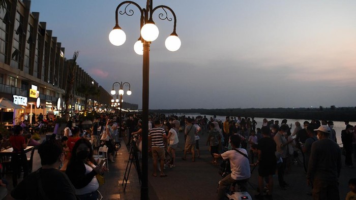 Pengunjung berwisata di kawasan Pantai Maju, Jakarta, Minggu (24/10/2021). Pantai Maju menjadi salah satu lokasi yang dijadikan tempat wisata warga Jakarta dan sekitarnya karena ditunjang fasilitas jalur Jalan Sehat dan Sepeda Santai (Jalasena) serta pemandangan teluk Jakarta. ANTARA FOTO/Hafidz Mubarak A/rwa.