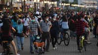 Selain itu pemandangan teluk Jakarta menjadi daya tarik.  