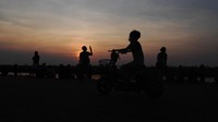 Pantai ini diserbu warga karena ditunjang fasilitas jalur Jalan Sehat dan Sepeda Santai (Jalasena).  