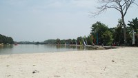 Bagi traveler yang memiliki hobi memancing juga akan dimanjakan dengan tempat pemancingan yang besar dengan indahnya pemandangan sekitar yang tidak akan membuat bosan saat menunggu umpan traveler di lahap oleh ikan. Hanya dengan mengeluarkan biaya sebesar Rp 35.000 maka traveler dapat memancing di kolam yang telah disediakan. Foto: Dok Pribadi Azril Shiva / Instagram @frameofnjdrl
