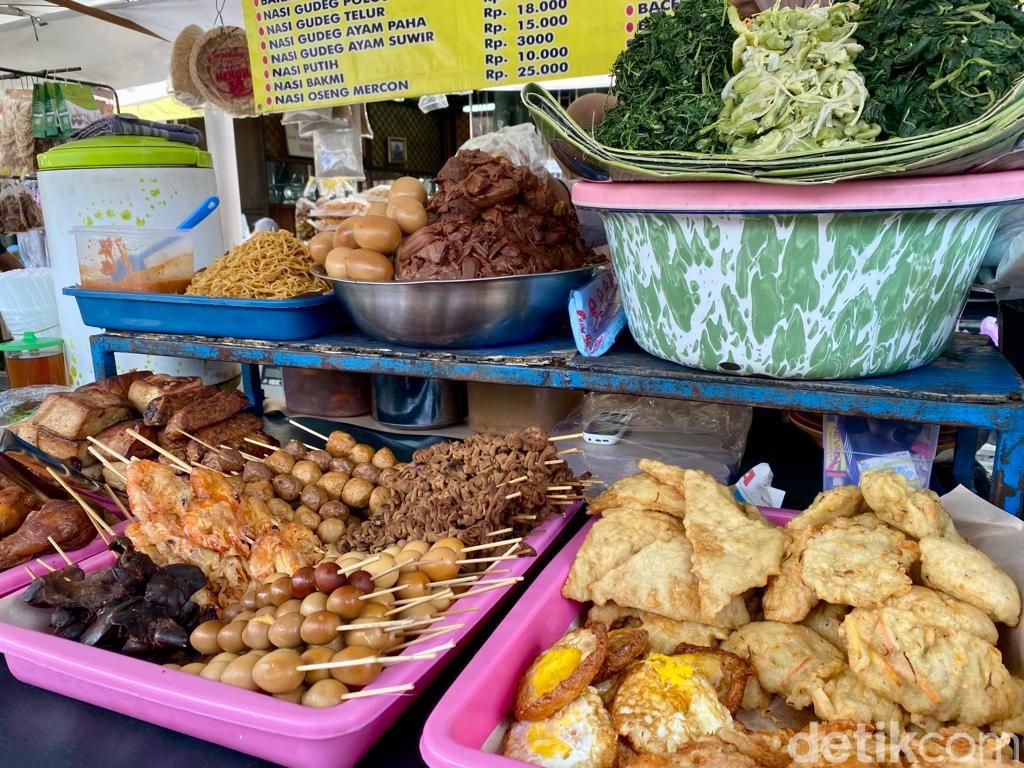 Sedep Mantep! Jajan Pecel Kembang Turi di Pecel Senggol Pasar Beringharjo