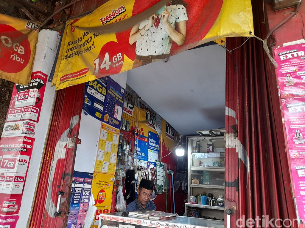 Pedagang di kios sekitar tangggul jebol kawasan Hek Kramat Jati, Jl Raya Bogor, Jakarta Timur, 25 Oktober 2021. (Marteen Ronaldo P/detikcom)