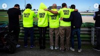 Francesca bersama beberapa kerabat Rossi menggunakan sweater bertuliskan Grazie Vale!, yang berarti Terima kasih, Vale. Foto: Instagram Francesca Sofia Novello