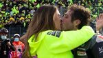 Peluk-Cium Mesra Pacar Rossi Setelah Balapan Kandang Terakhir
