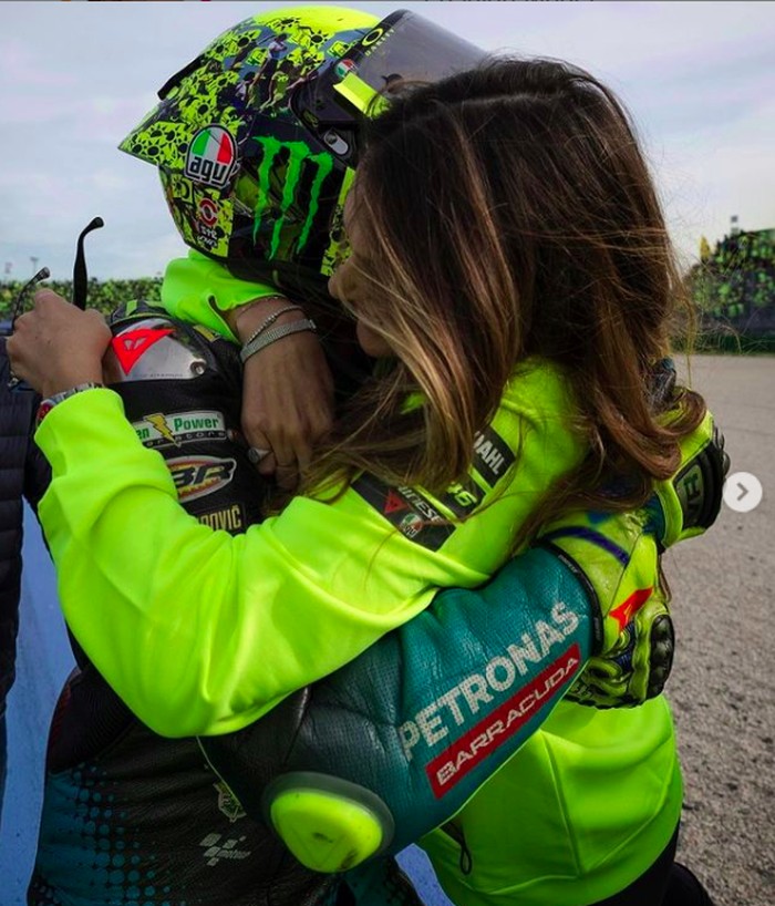 Peluk-Cium Mesra Pacar Rossi di Balapan Kandang Terakhir Peluk-Cium Mesra Pacar Rossi di Balapan Kandang Terakhir