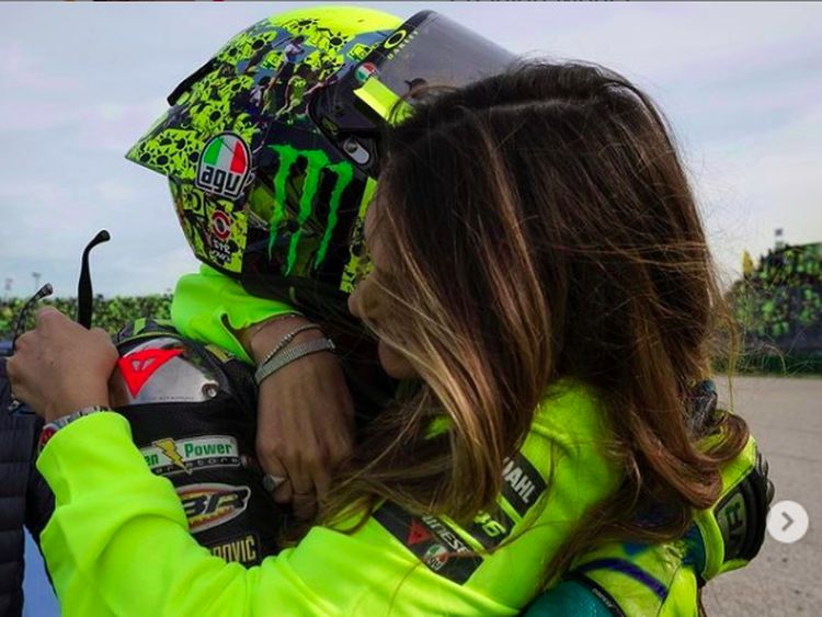 Peluk-Cium Mesra Pacar Rossi Setelah Balapan Kandang Terakhir