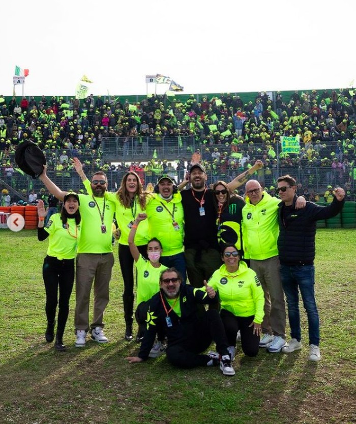 Peluk-Cium Mesra Pacar Rossi di Balapan Kandang Terakhir Peluk-Cium Mesra Pacar Rossi di Balapan Kandang Terakhir