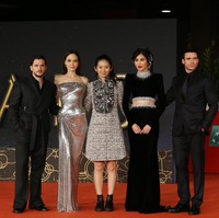 Turut hadir di acara tersebut sutradara Eternals Chloe Zhao, dan para pemeran lainnya seperti Gemma Chan, Richard Madden, dan Kit Harington. Film Eternals hadir di bioskop mulai awal November mendatang. (Foto: Getty Images for Marvel/Elisabetta Villa)