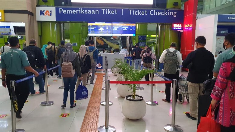 Pemesanan tiket kereta api (Dok. PT KAI Daop 1 Jakarta). Pemesanan tiket kereta api (Dok. PT KAI Daop 1 Jakarta).