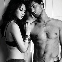Selama pemotretan bersama Elle Korea, Shin Min Ah dan Jamie Dornan mengenakan atasan, jeans, dan pakaian dalam koleksi Calvin Klein. Foto: dok. Elle Korea