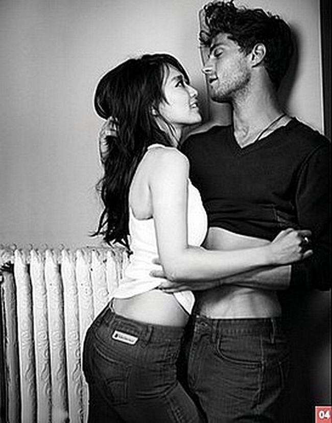 Tak sedikit pula penggemar yang mengagumi kecantikan Shin Min Ah di umur 25 tahun. Beberapa penggemar bahkan baru tahu bintang Hometown Cha Cha Cha itu pernah menjalani pemotretan seksi 12 tahun lalu. Foto: dok. Elle Korea