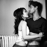 Tak sedikit pula penggemar yang mengagumi kecantikan Shin Min Ah di umur 25 tahun. Beberapa penggemar bahkan baru tahu bintang Hometown Cha Cha Cha itu pernah menjalani pemotretan seksi 12 tahun lalu. Foto: dok. Elle Korea