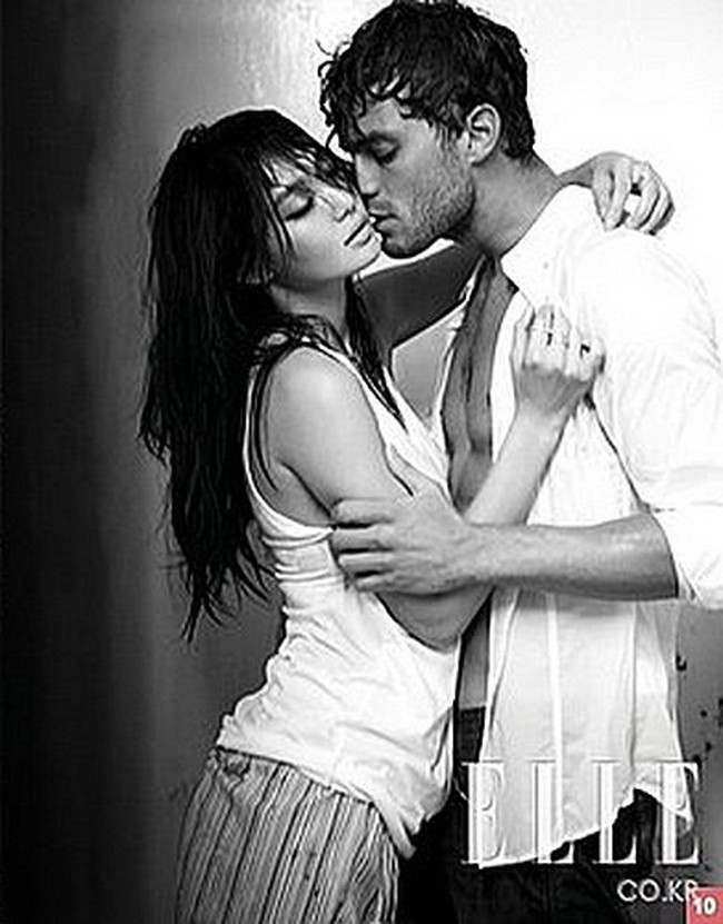 Video behind the scene pemotretan Shin Min Ah dan Jamie Dornan pun viral di TikTok. Penggemar histeris melihat kemesraan kekasih Kim Woo Bin itu dengan ‘Mr. Grey’. Foto: dok. Elle Korea