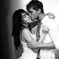 Video behind the scene pemotretan Shin Min Ah dan Jamie Dornan pun viral di TikTok. Penggemar histeris melihat kemesraan kekasih Kim Woo Bin itu dengan ‘Mr. Grey’. Foto: dok. Elle Korea