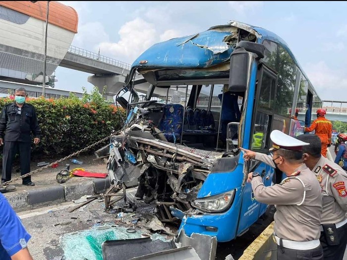 Penampakan bus Transjakarta yang terlibat kecelakaan di MT Haryono, Jaktim