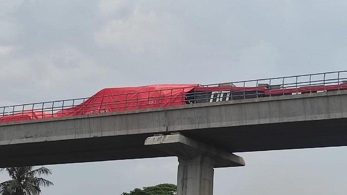 Penampakan LRT yang tabrakan di Cibubur kini ditutupi terpal