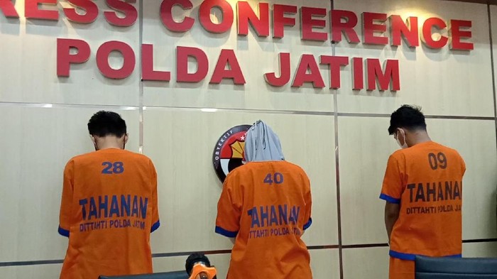 Penampakan Tersangka Pinjol Ilegal yang Ditangkap di Polda Jatim