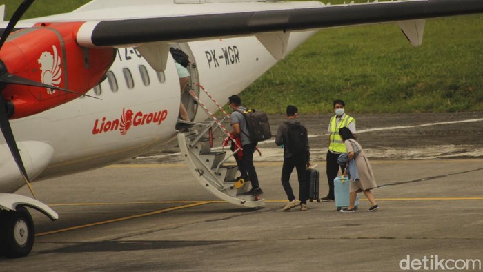 Penumpang Bandara Husein keluhkan aturan wajib PCR