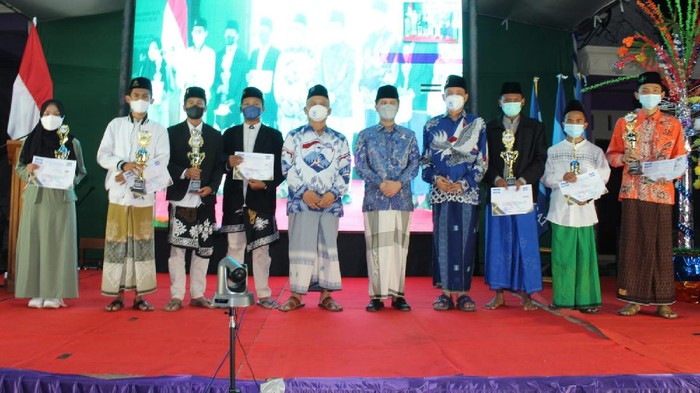 Partai Demokrat (PD) bersama Forum Komunikasi Kiai Langgar (FOKKAL) Banyuwangi merayakan Hari Santri Nasional (HSN) 2021 pada Minggu (24/10). Acara yang digelar selama tiga hari itu, untuk mendorong aktualisasi bakat santri lewat berbagai lomba.