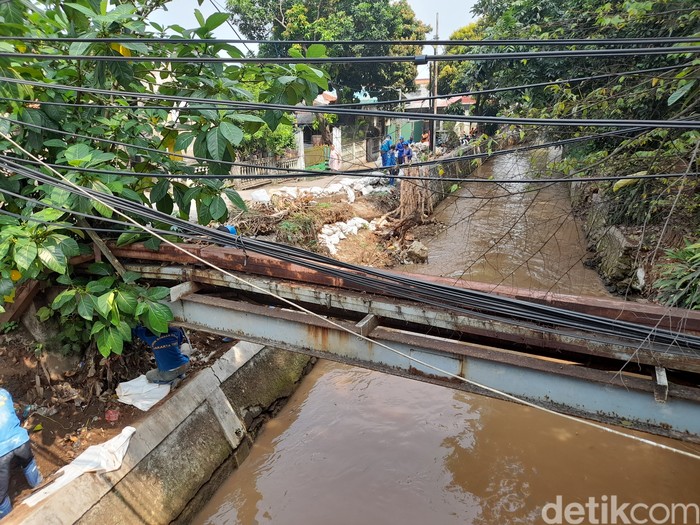Perbaikan permanen tanggul Kali Baru di kawasan Hek, Kramat Jati, Jakarta Timur, 25 Oktober 2021. (Marteen Ronaldi P/detikcom)