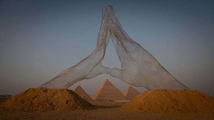 CAIRO, EGYPT - OCTOBER 23: The Alexander Ponomarevs Ouroboross installation on October 23, 2021 in Cairo, Egypt. The exhibition, presented by the organization Art D'Egypte in partnership with the Egyptian Ministry of Antiquities and Tourism, features a sculpture trail around the Giza plateau with works by Egyptian and foreign contemporary artists. (Photo by Sima Diab/Getty Images)