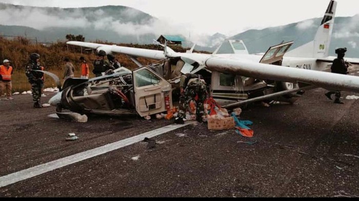 Pesawat perintis jenis Caravan milik Smart Air dengan registrasi PK-SNN mengalami kecelakaan di Bandara Aminggaru Ilaga Papua. (dok istimewa)