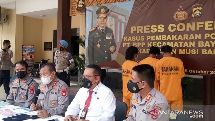 Polda Sumsel menetapkan 3 orang tersangka dalam kasus pembakaran pos timbangan perusahaan pemilik konsesi hutan produksi di Musi Banyuasin, Senin (25/10) (ANTARA/M Riezko Bima Elko)