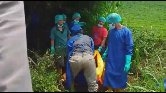 Warga Garut digegerkan penemuan jasad pria dalam karung yang terkubur di kaki Gunung Cikuray, Kecamatan Cigedug.