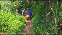 Berdasarkan informasi yang dihimpun, korban diketahui bernama Maman (50). Kabarnya, Maman menjadi korban pengeroyokan oleh belasan orang warga di Cigedug.