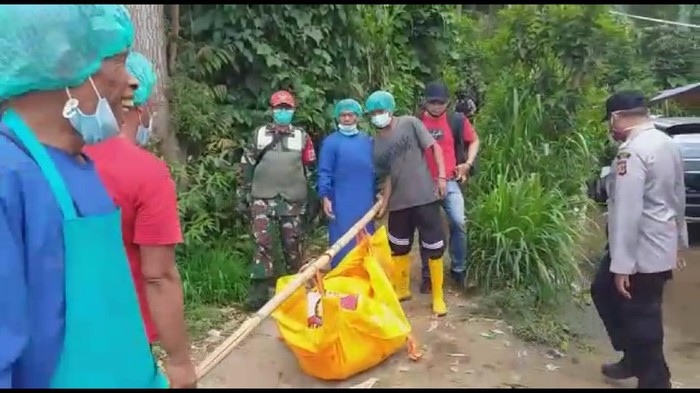 Warga Garut digegerkan penemuan jasad pria dalam karung yang terkubur di kaki Gunung Cikuray, Kecamatan Cigedug.