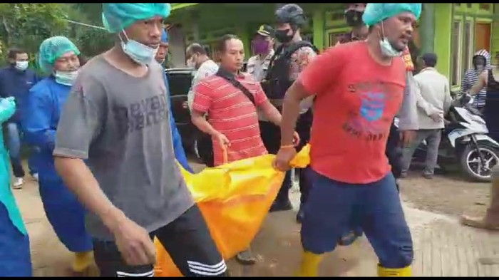 Polres Garut Evakuasi Mayat yang Terkubur di Kaki Gunung Cikuray Warga Garut digegerkan penemuan jasad pria dalam karung yang terkubur di kaki Gunung Cikuray, Kecamatan Cigedug.